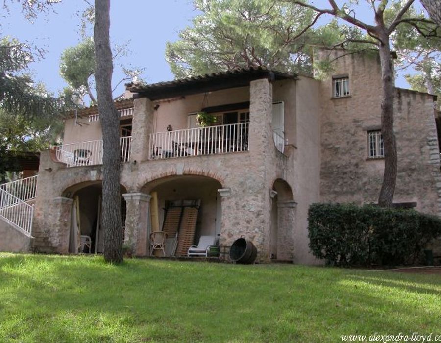 Provencale villa located on the Cap Ferrat 2