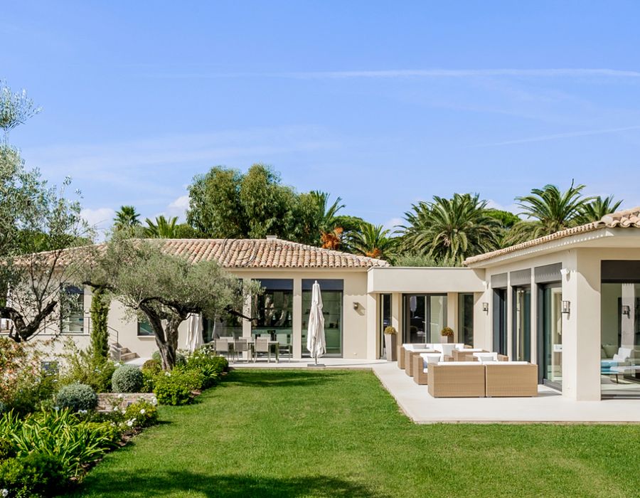 Contemporary elegant property for rent and sale in Les Parcs de Saint Tropez 3