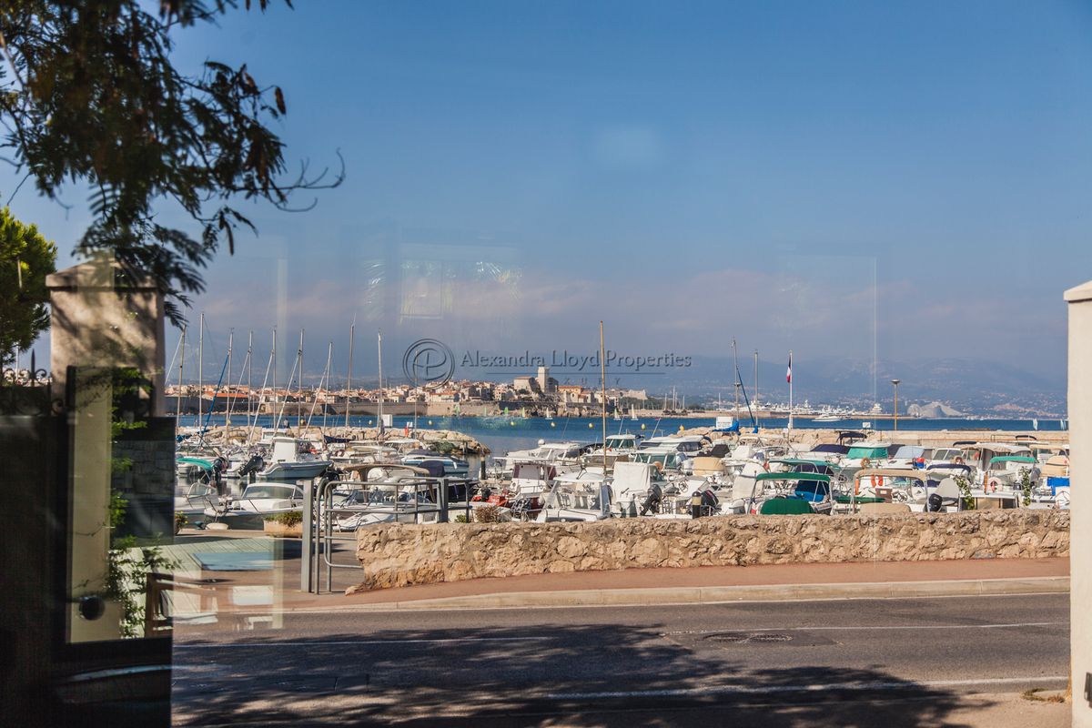 Located opposite Salis beach on the Cap d'Antibes