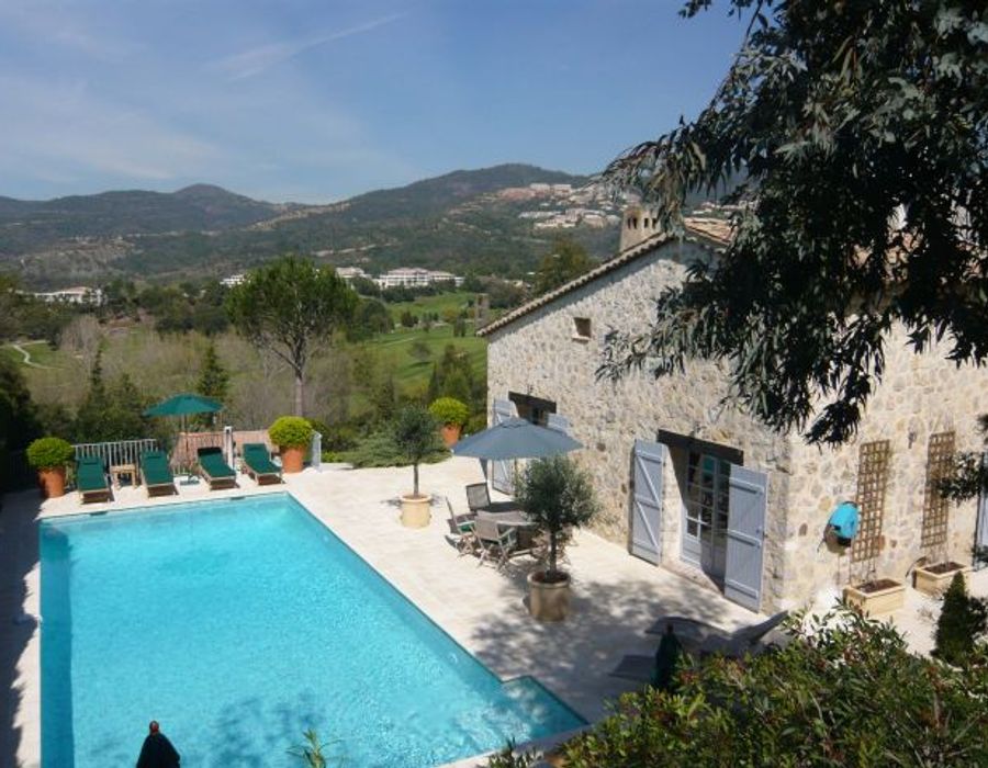 A superb Néo-provençal style villa in Mandelieu 1