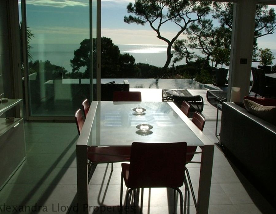 NEW! Three bedroom fully renovated villa in Eze bord de mer. 5
