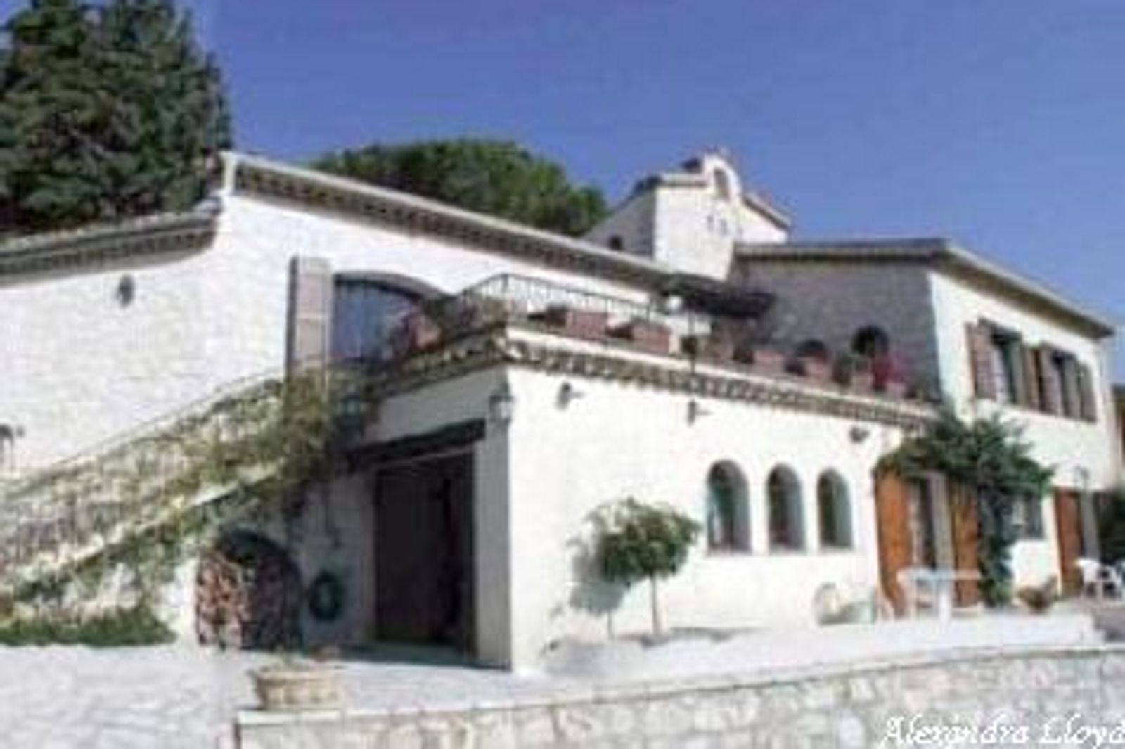 lovely Provencal style villa offers views of the sea and countryside