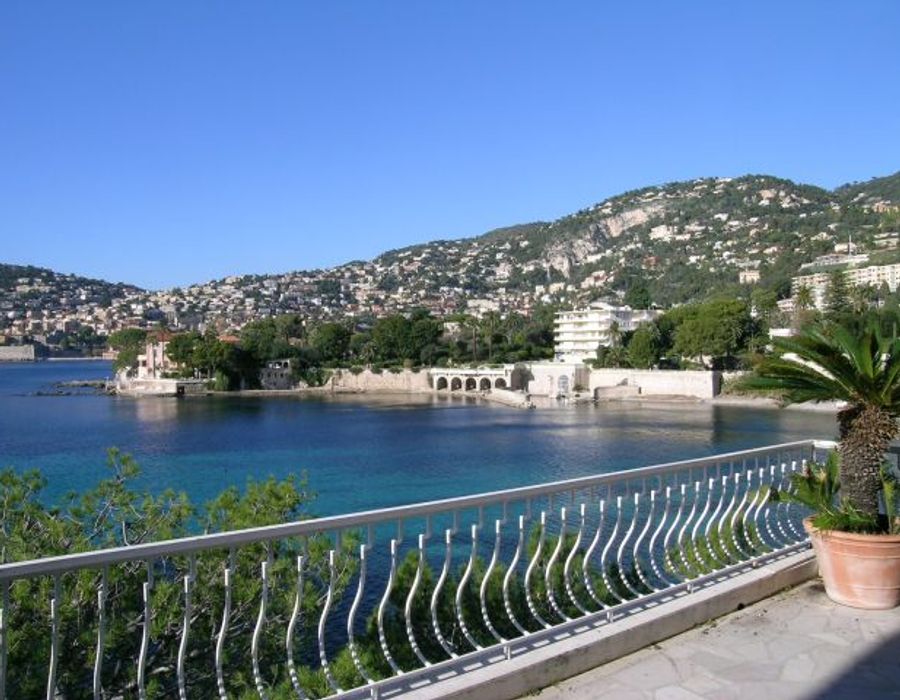 Provencal villa located on the waters edge of the Cap Ferrat. 2