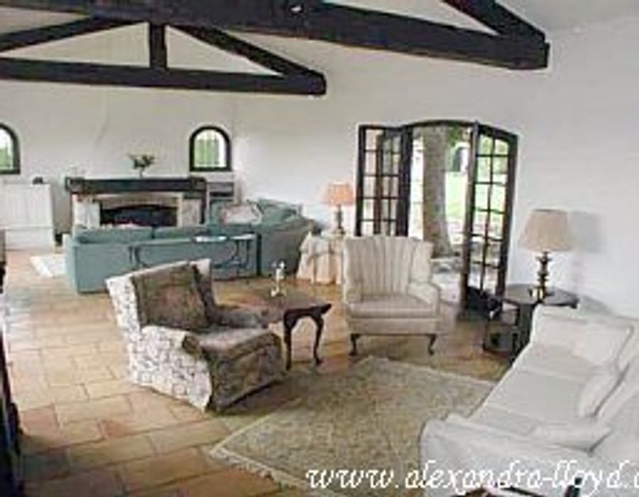 lovely Provencal style villa offers views of the sea and countryside 2