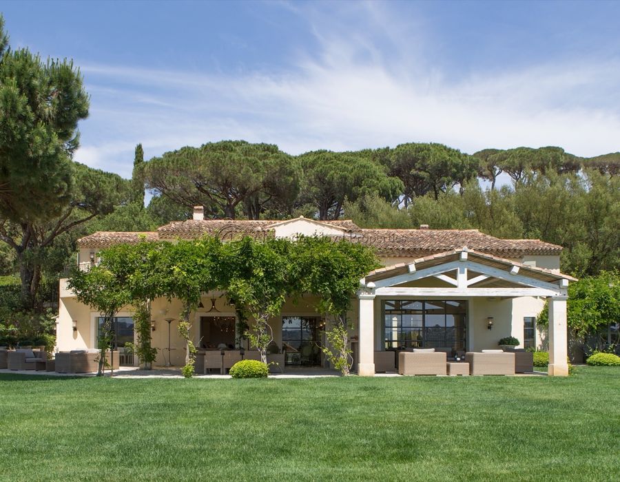 Charming 8-Bedroom Neo-Provencal Villa with Beautiful Views for Rent in Les Parcs de Saint-Tropez 6