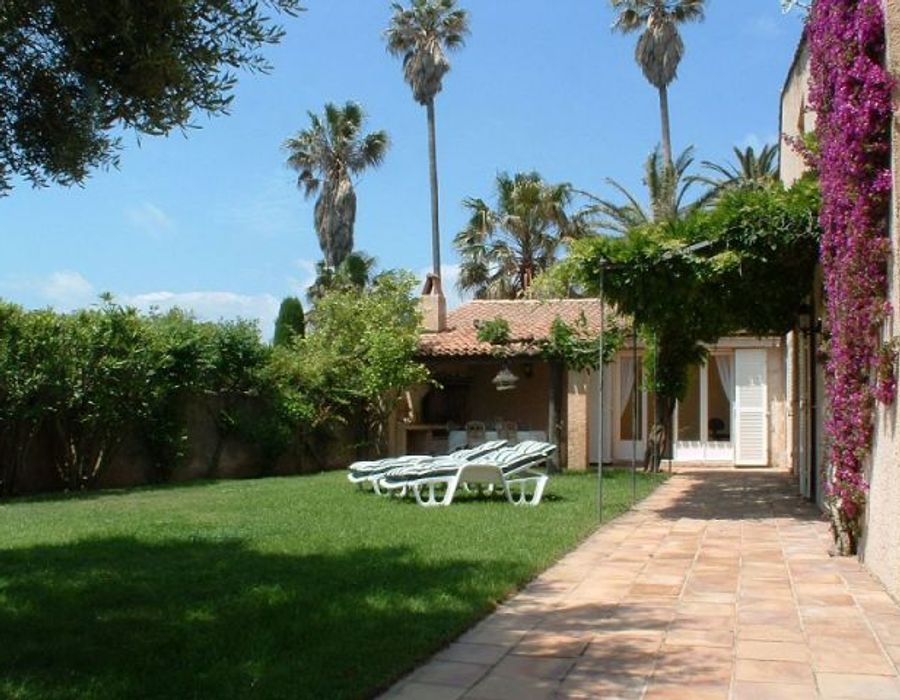 A pretty Provencal style property located in the private domain Les Parcs de la 1