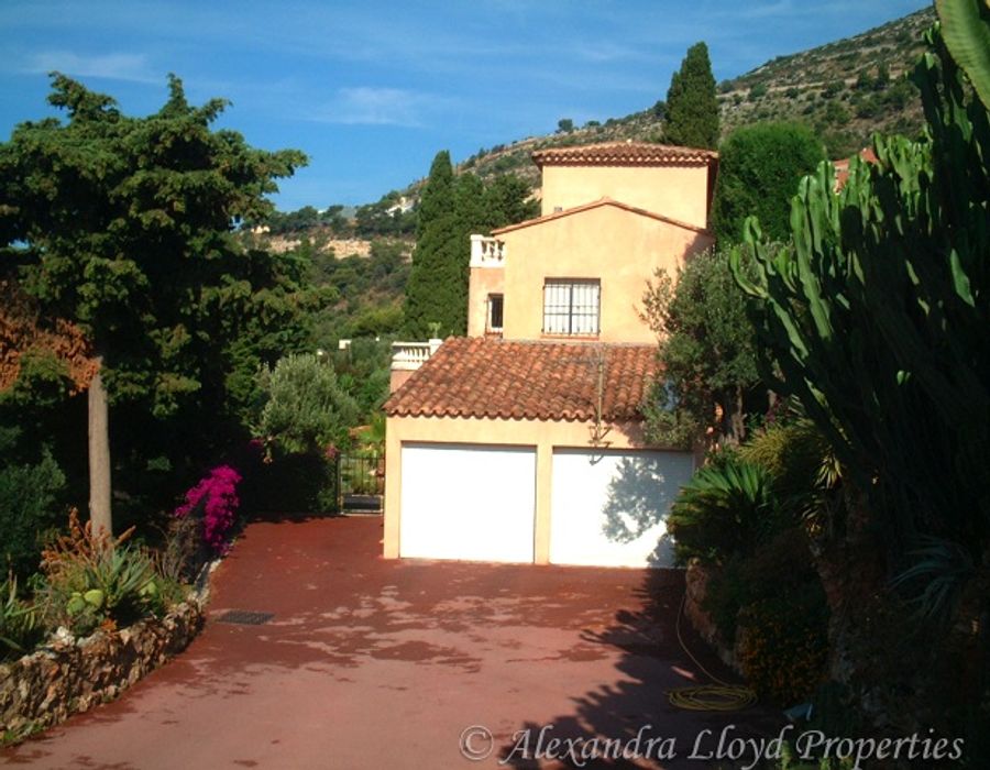 Quality villa in a exclusive residential area in Cap-d'Ail 4