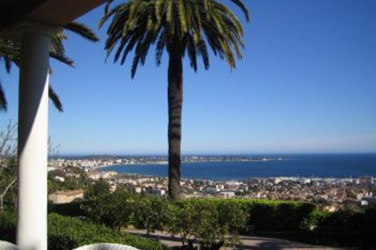 Charming villa located in the unique Golfe Juan.