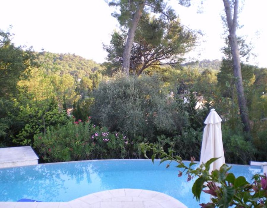 Charming villa located in the heart of a very quiet private domain. 2