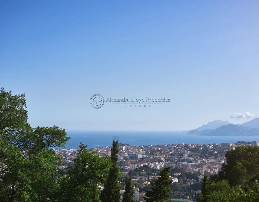 A large property located in the hills of Cannes, with great views 1