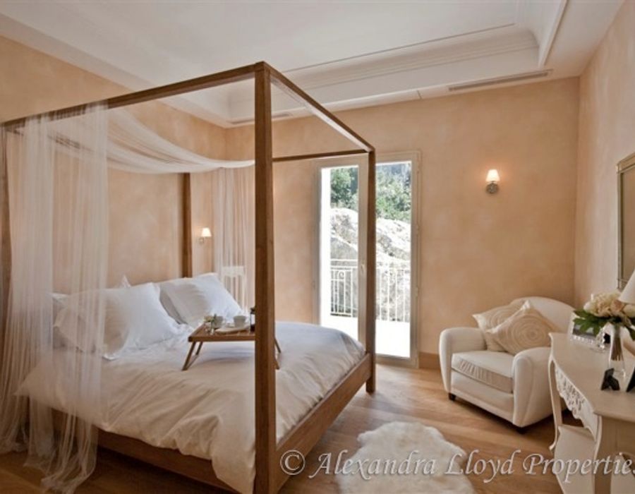 Views overlooking Saint Jean Cap Ferrat from this wonderfully decorated house 5