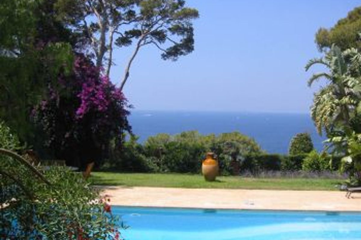 Provencal style villa on the prestigious Cap Ferrat