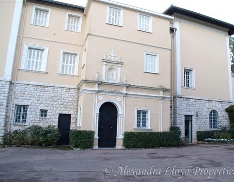 Interesting renovation project in Saint Jean Cap Ferrat. 4