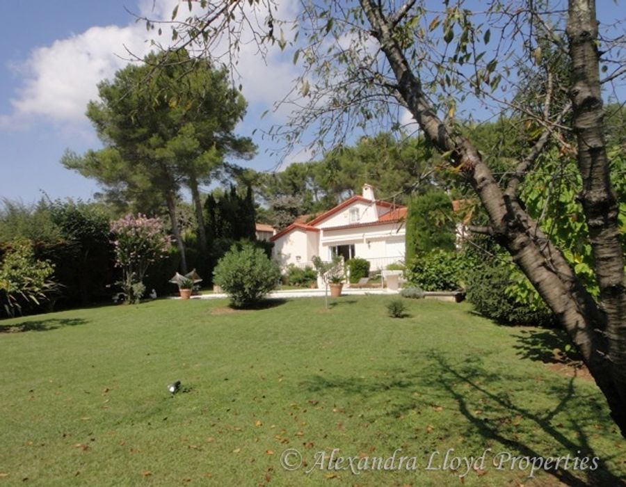 A lovely newly decorated Provencal villa in Mougins 1