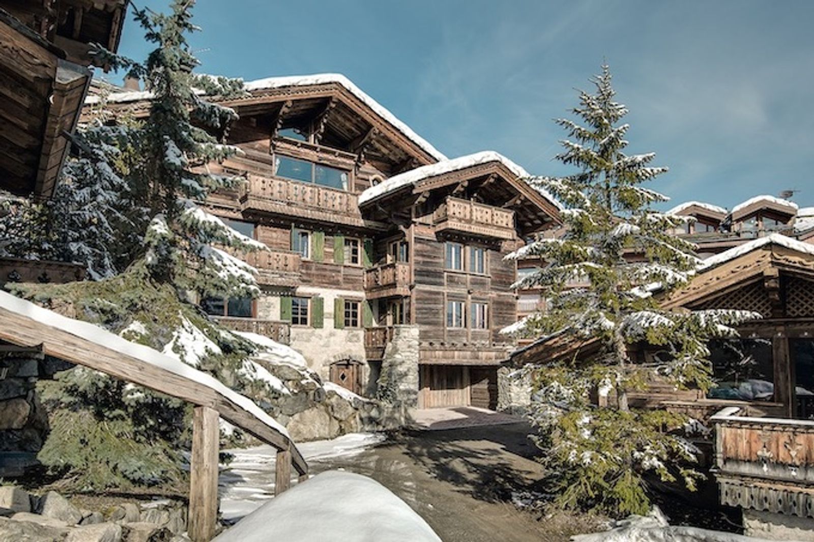Courchevel 1850 - great location - 8 bedroom chalet with sauna