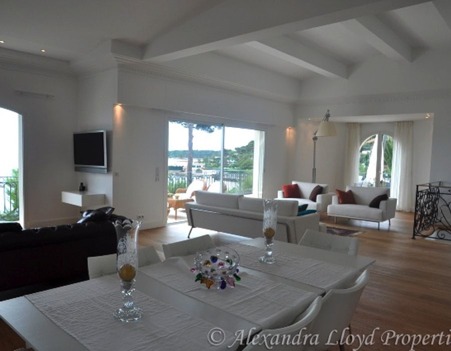 Overlooking the baie de la Garoupe with a 180° view over the Mediterra 4