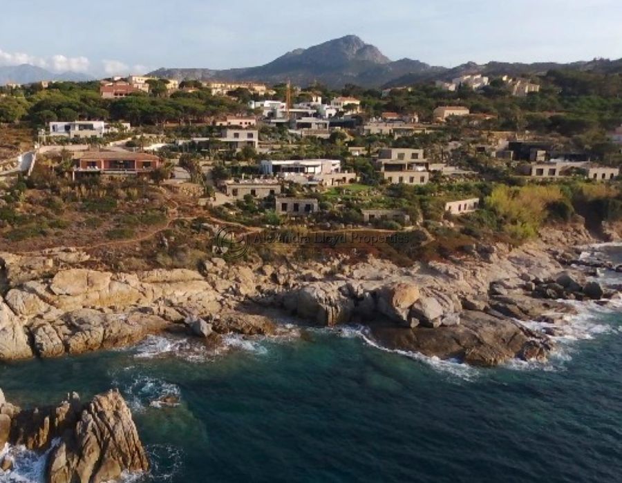 A magnificent contemporary villa in Calvi, North Corsica 1