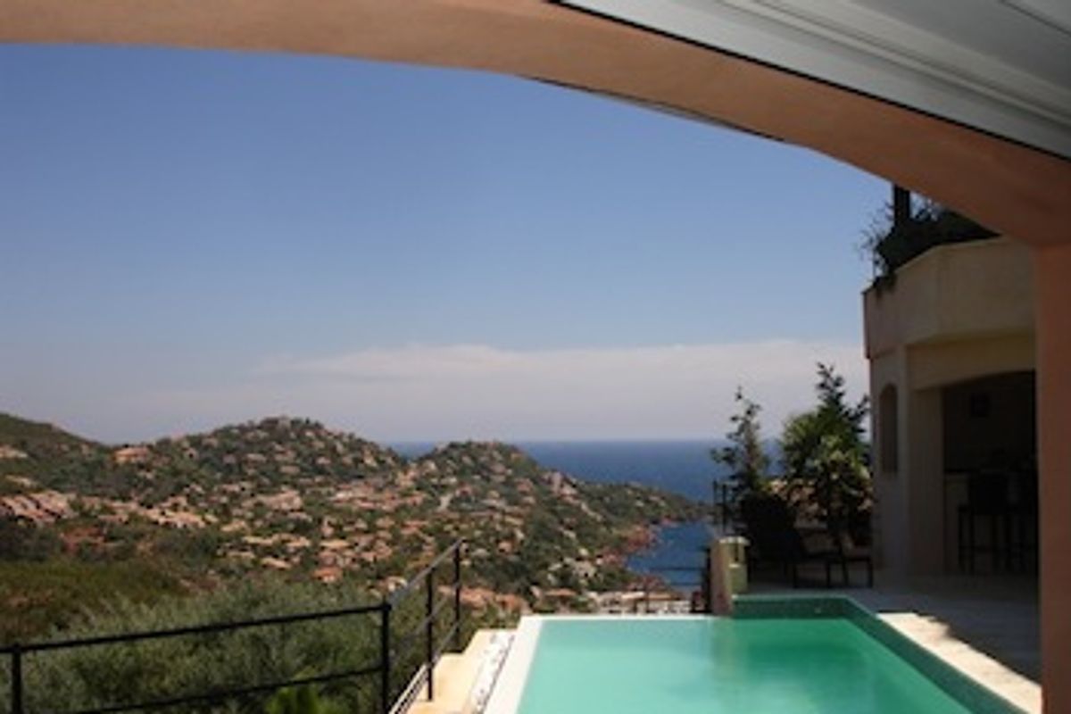 Located in the hills of Le Trayas, overlooking the Port de la Figueret