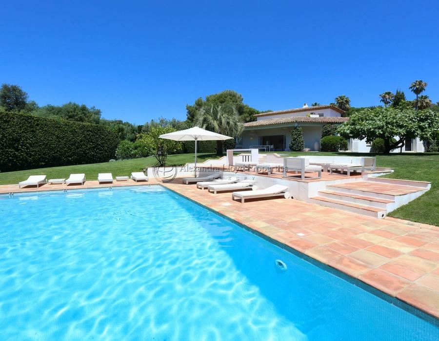 A five bedroom villa for rent in the Domaine de la Capilla 2