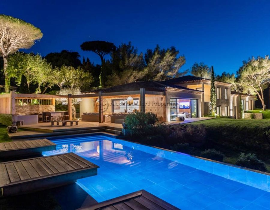 Les Parcs de Saint Tropez - sea views - five bedrooms plus staff rooms for rent 4