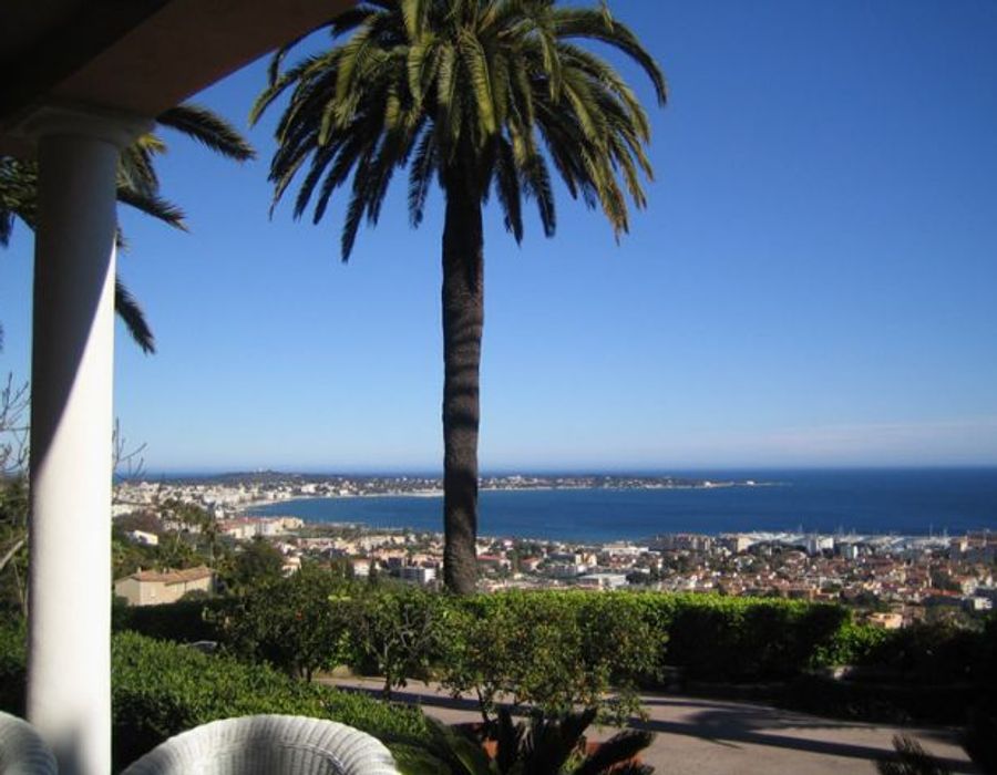 Charming villa located in the unique Golfe Juan. 5