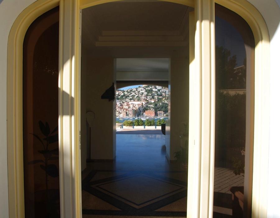 Stunning property with direct access to the water on the Cap Ferrat 2