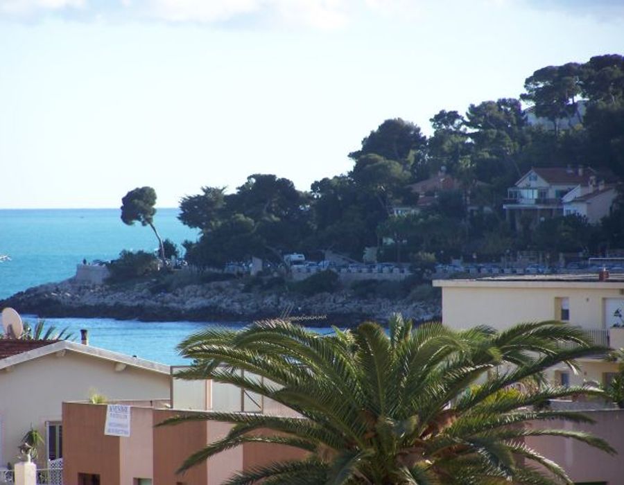 Cosy apartment located 5 minutes away from Carnolès station 2