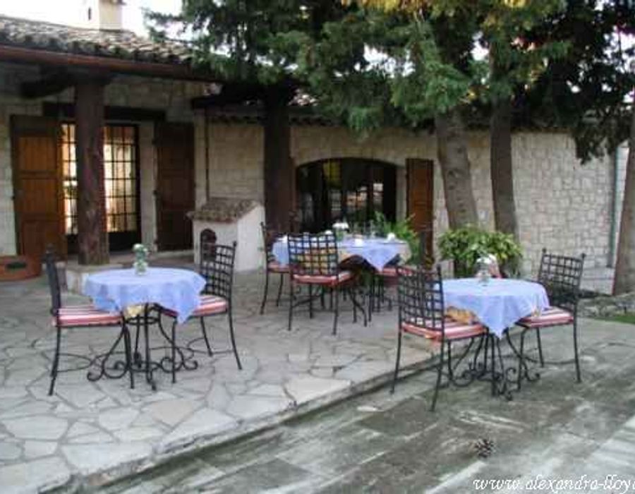 lovely Provencal style villa offers views of the sea and countryside 5