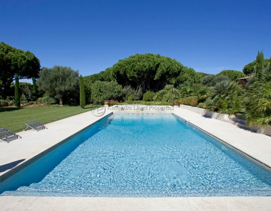 A stunning stone villa, located in the Moutte area of Saint Tropez! 4