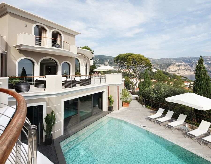 Situated in the heart of the prestigious Saint Jean Cap Ferrat 4