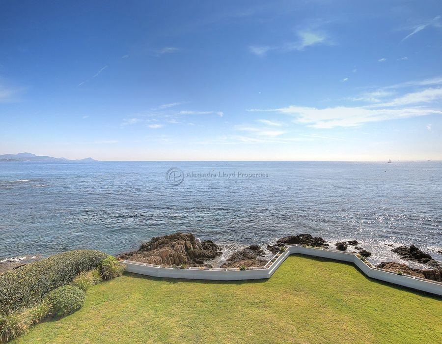 Breathtaking contemporary waters edge villa in Saint Aygulf 1