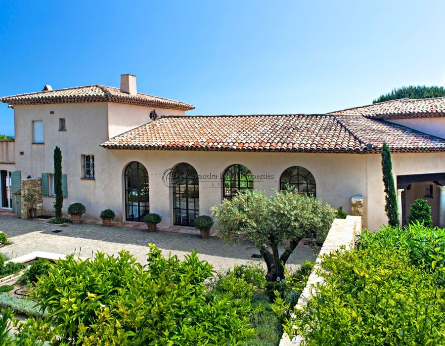 Elegant villa in Les Parcs de Saint Tropez  1