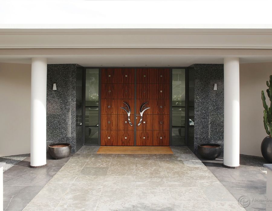 Situated in the heart of the prestigious Saint Jean Cap Ferrat 2