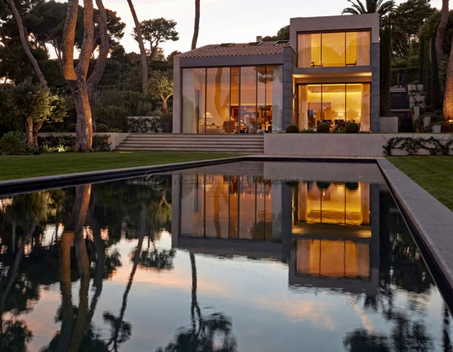 Elegant contemporary villa for sale on the Cap d'Antibes 4