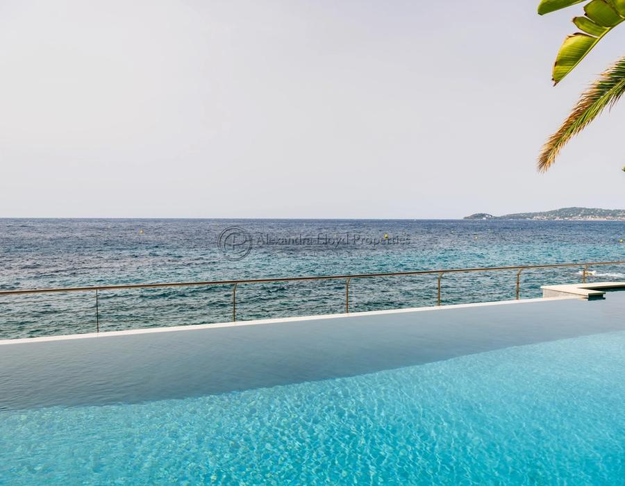 A fabulous waters edge property in a private domain in Cap d'Ail. 5
