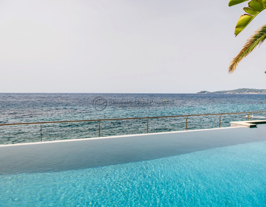 A fabulous waters edge property in a private domain in Cap d'Ail. 5