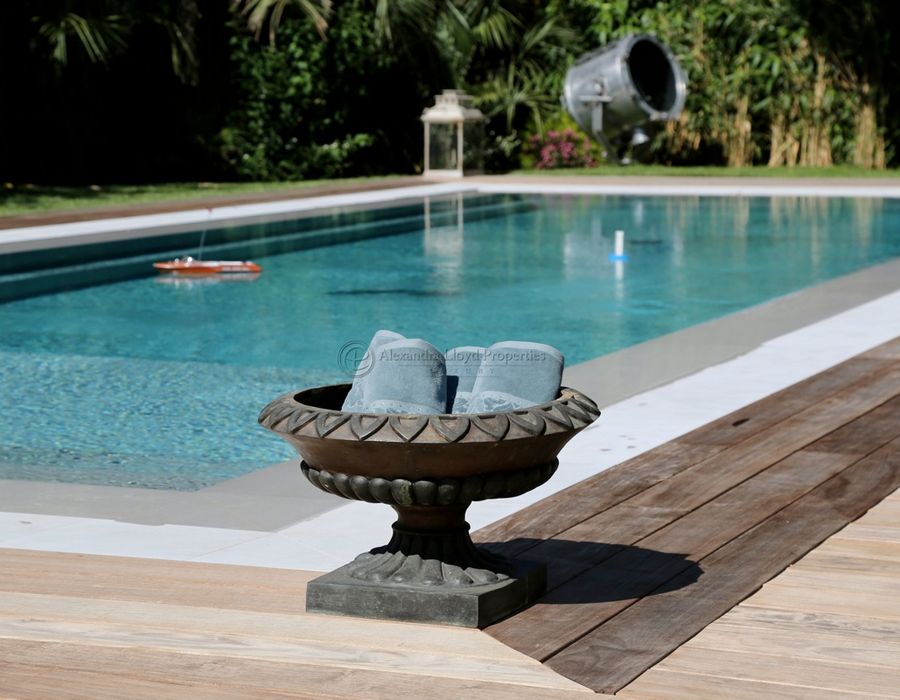 Sumptuous high quality villa walking distance to the centre of Saint Tropez 6