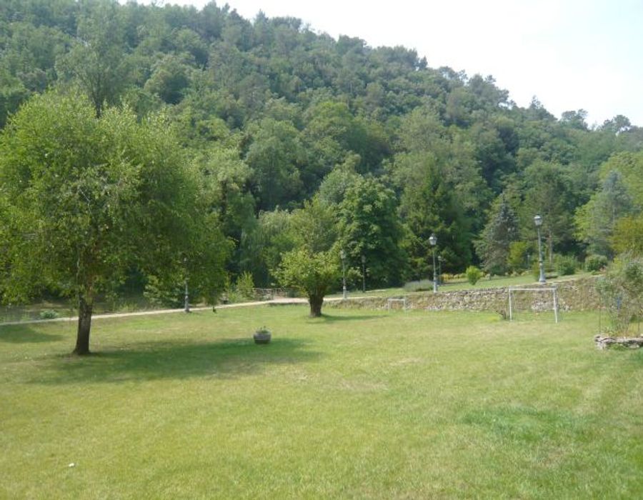 A stunning property situated on the edge of a beautiful village 5