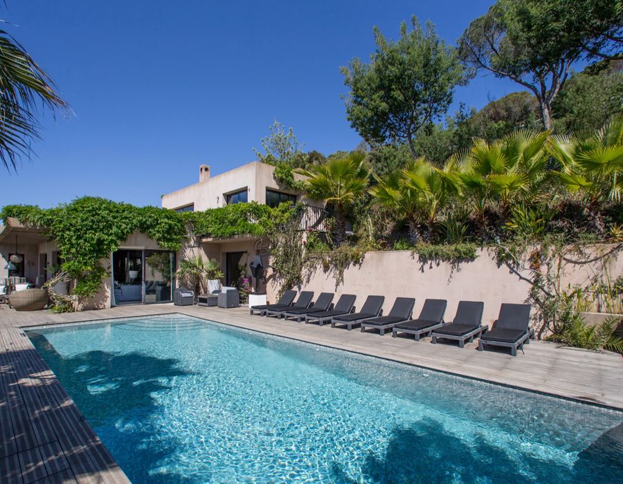 A contemporary villa located in the Domaine de la Vallée, Gigaro 5