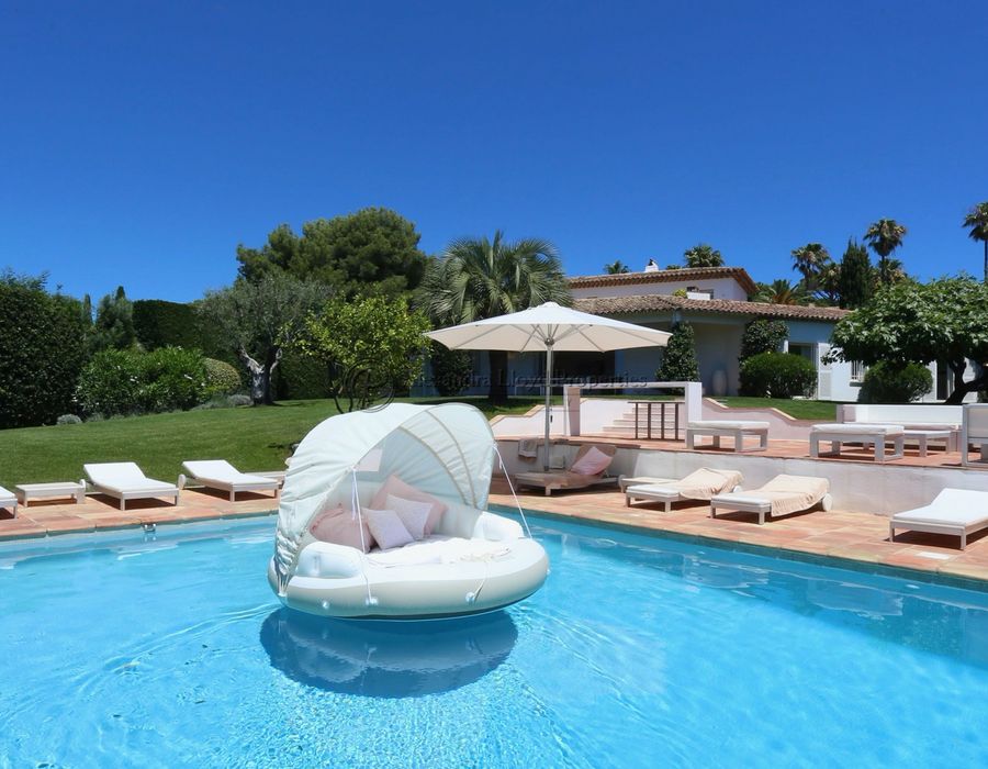 A five bedroom villa for rent in the Domaine de la Capilla 5