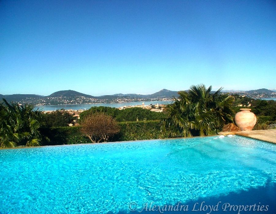A lovely property overlooking the village of Saint Tropez 5
