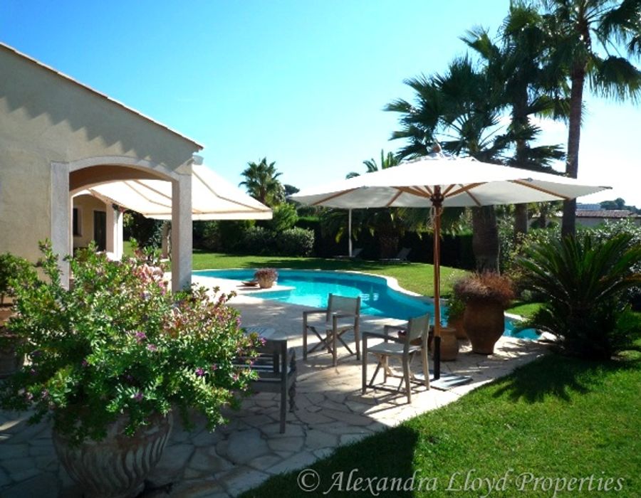 Located on the West side of the Cap d'Antibes, in a private domain. 5