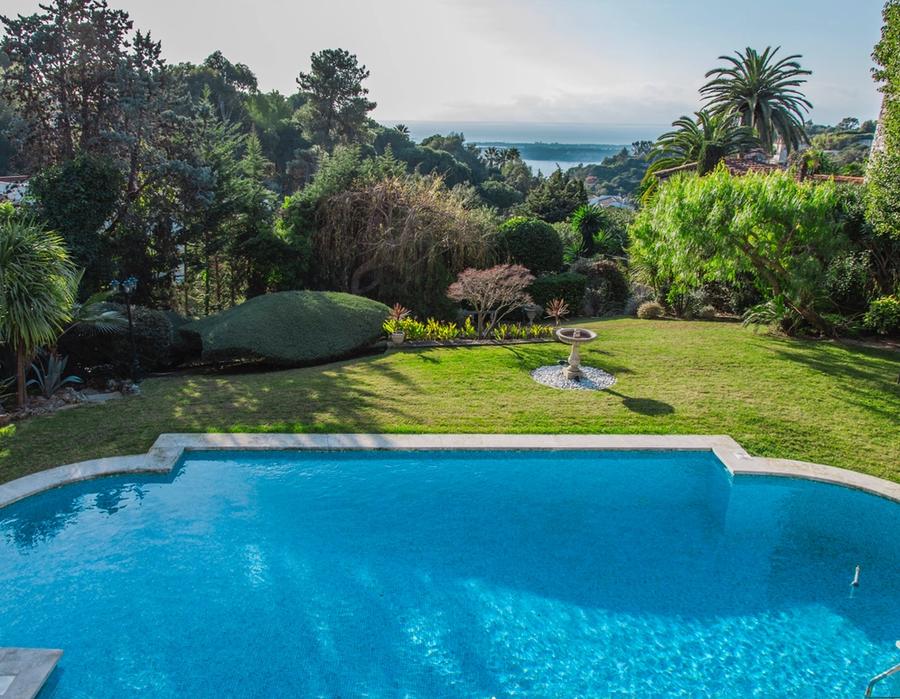 A perfect location, wonderful views and a beautiful house in Super Cannes 4