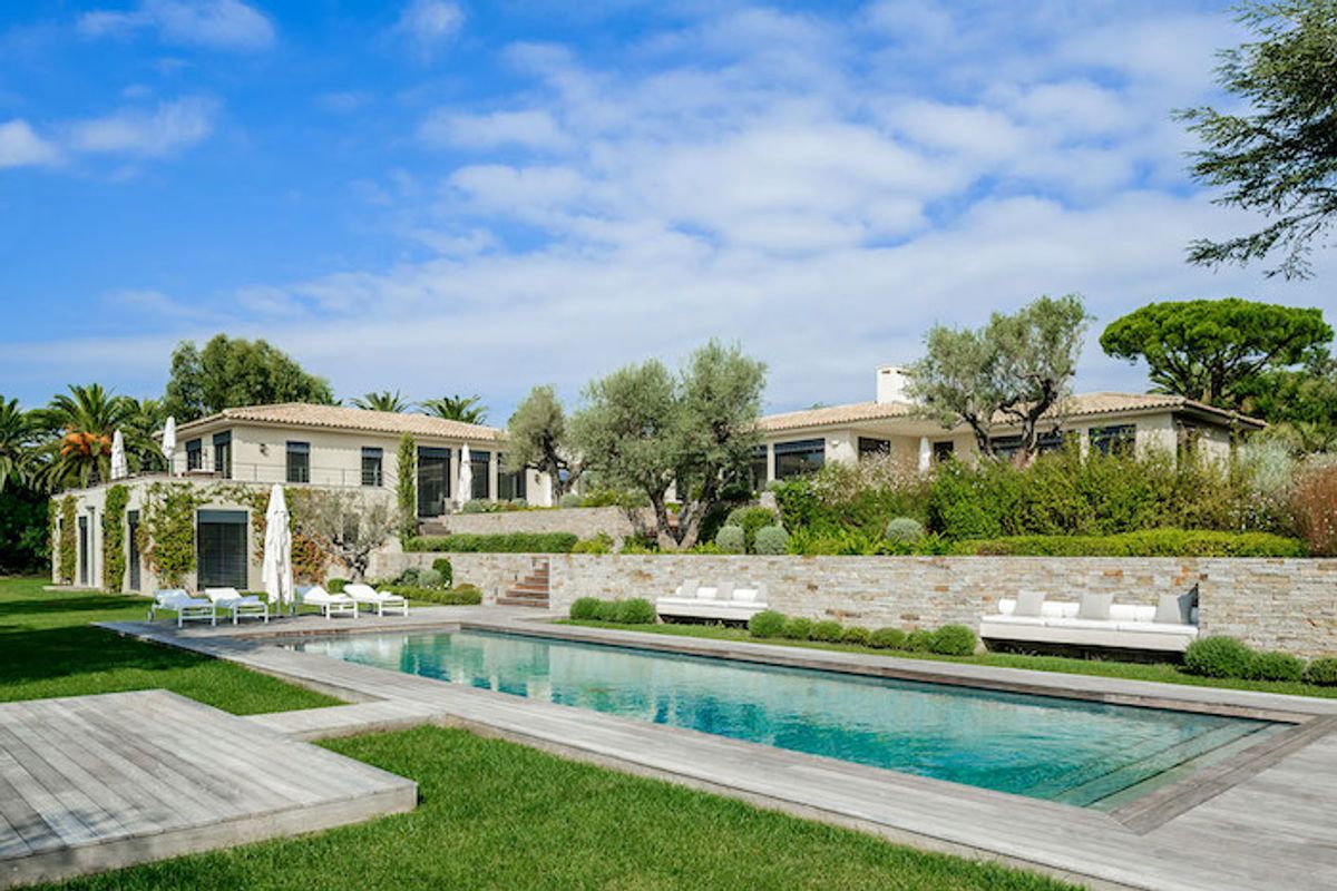 Contemporary elegant property for rent and sale in Les Parcs de Saint Tropez
