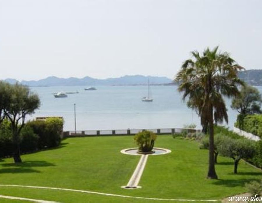 Amazing modern villa with stunning views on the Cap d'Antibes. 1