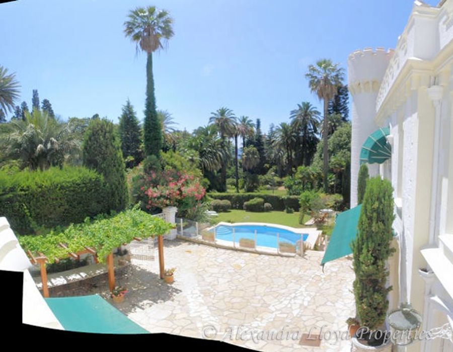 Walking distance from the centre of Cannes, an ideal property for conferences. 4
