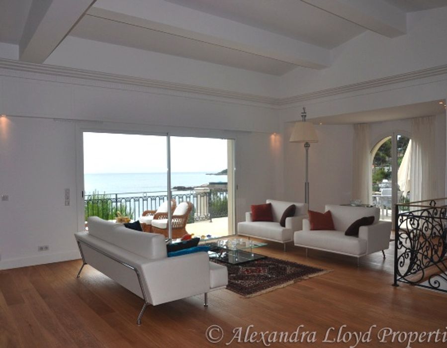 Overlooking the baie de la Garoupe with a 180° view over the Mediterra 6