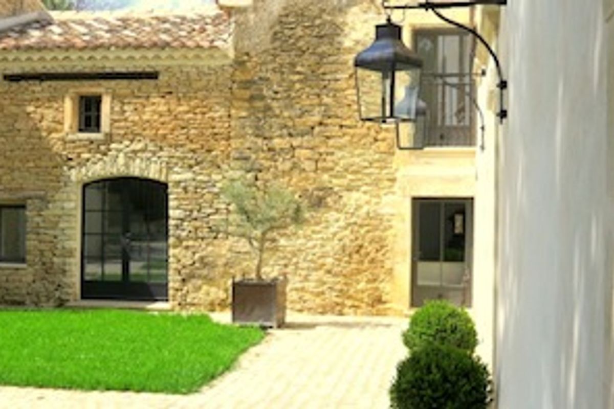 A wonderful bastide in the Luberon, close to the village of Oppede