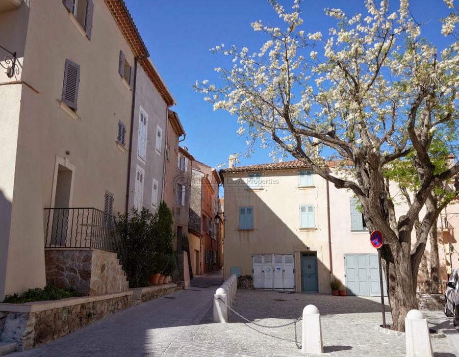 Stunning apartment located in the village of Saint Tropez 3