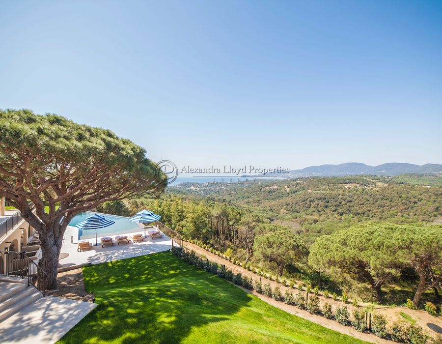 A truly remarkable property with 9 bedrooms and exceptional views in Ramatuelle 4